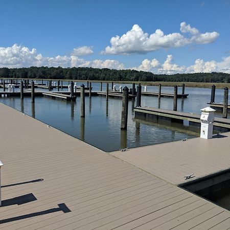 Surry Seafood Company Hotel Exterior foto