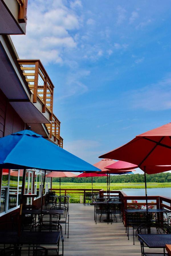 Surry Seafood Company Hotel Exterior foto
